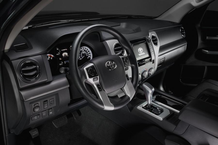 Интерьер Toyota Tundra TRD Sport CrewMax 2017 года  (фото 4 из 7)
